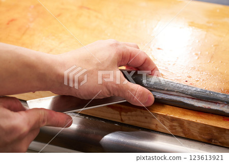 廚師準備鰻魚 123613921