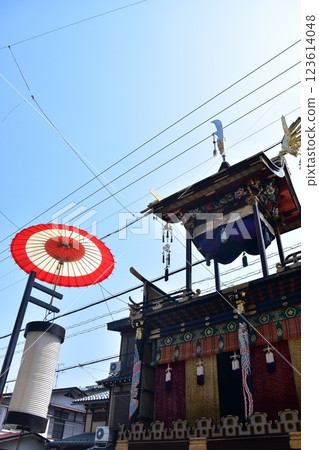 Takayama City, Gifu Prefecture, Japan: Spring Takayama Festival: Gorgeous parade floats and beautiful blue skies; Japanese umbrellas and lanterns hung on the road 123614048