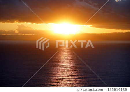 夕陽在海面上的光芒 123614186