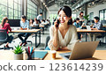 婦女在辦公室打電話 123614239