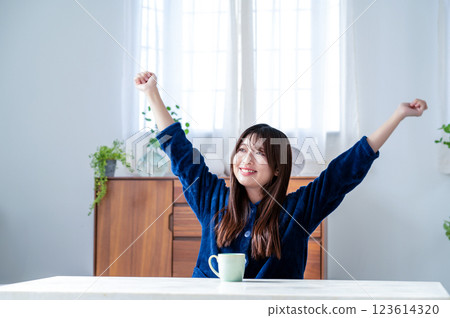 Young woman relaxing in the living room 123614320