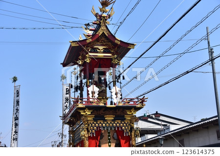 日本岐阜縣高山市：春季高山節：華麗的遊行花車、美麗的藍天和周圍的城市景觀 123614375