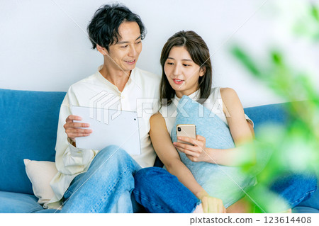 一對夫婦正在看平板電腦和智慧型手機 123614408