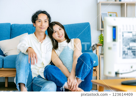 Young couple relaxing in the living room watching TV 123614409