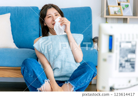 一個哭著看電視的女人 123614417