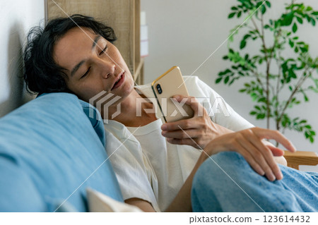 看著智能手機的男人 123614432