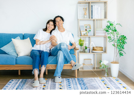 放鬆在客廳的一對年輕夫婦 123614434