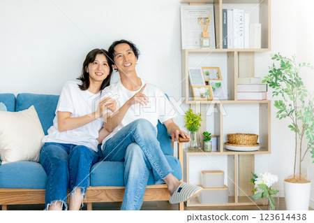 A young couple relaxing in the living room 123614438
