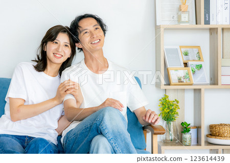 A young couple relaxing in the living room 123614439