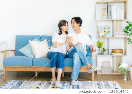 放鬆在客廳的一對年輕夫婦 123614441