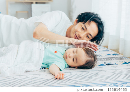 嬰兒和父親躺著 123614463