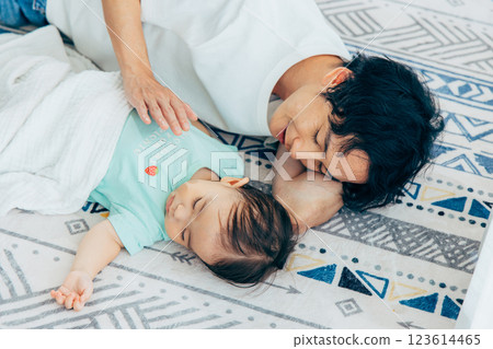 嬰兒和父親躺著 123614465