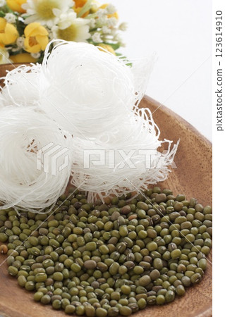 Lots of mung beans and mung bean vermicelli 123614910