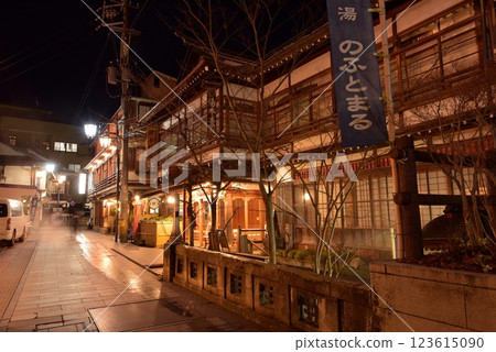 大年初二，我在黑暗中走過長野縣澀溫泉町，彷彿回到了江戶時代。 123615090