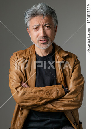 英俊的男人坐在椅子上 英俊的男人坐在椅子上 123615319