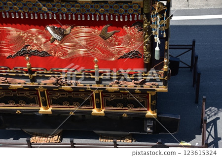 日本岐阜縣高山市：春季高山節：遊行彩車與裝飾品的華麗掛軸 123615324