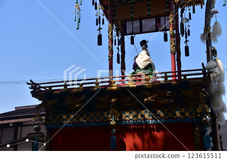 日本岐阜縣高山市，春季高山節，戎台上的娃娃花車和美麗的藍天，華麗的花車裝飾，稱為屋台 123615511