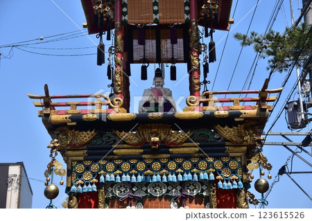 日本岐阜縣高山市,春季高山節,戎台上的娃娃花車和美麗的藍天,華麗的花車裝飾,稱為屋台 日本岐阜縣高山市,春季高山節,戎台上的娃娃花車和美麗的藍天,華麗的花車裝飾,稱為屋台 123615526