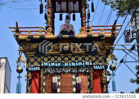 日本岐阜縣高山市,春季高山節,戎台上的娃娃花車和美麗的藍天,華麗的花車裝飾,稱為屋台 日本岐阜縣高山市,春季高山節,戎台上的娃娃花車和美麗的藍天,華麗的花車裝飾,稱為屋台 123615528