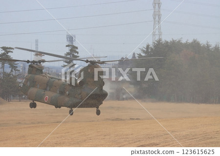 一架 CH-47J 直升機起飛時揚起一陣塵土。 一架 CH-47J 直升機起飛時揚起一陣塵土。 123615625