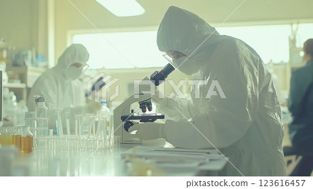 科學家進行研究 123616457