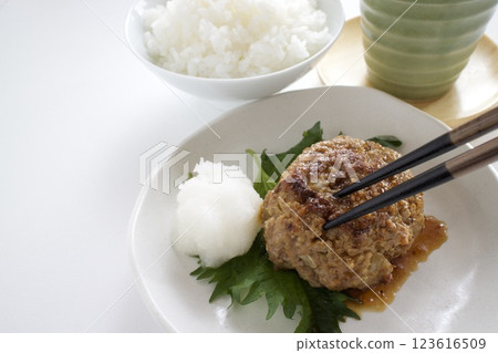 迷你漢堡牛排配蘿蔔絲 123616509