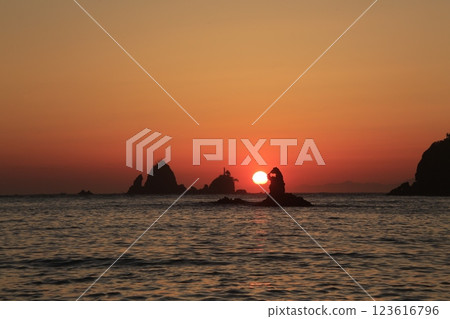 The sea dyed by the setting sun 123616796
