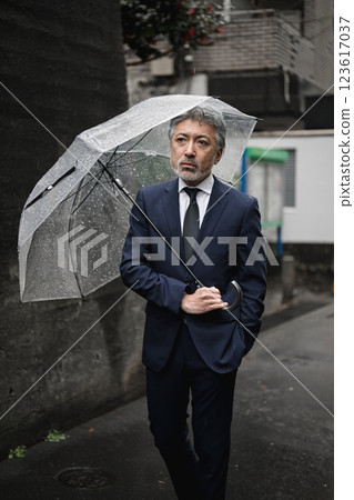 Man holding an umbrella in the rain 123617037