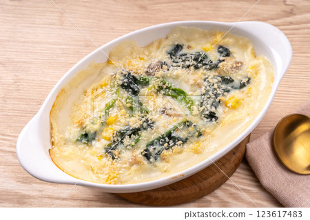 Spinach gratin 123617483