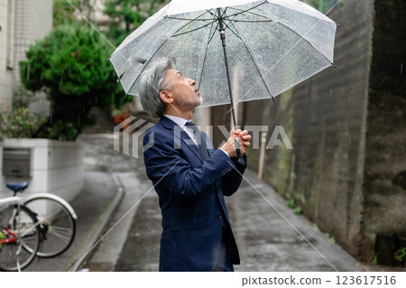 指向傘的商人 123617516