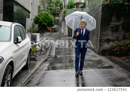 指向傘的商人 指向傘的商人 123617541