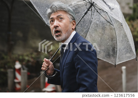 指向傘的商人 123617556