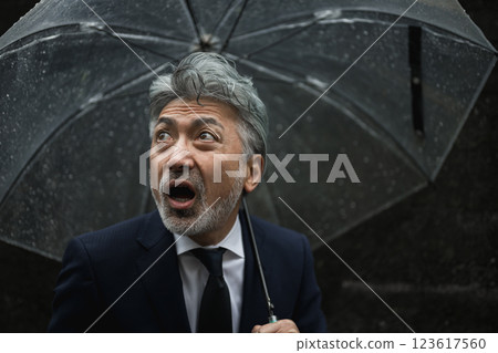 指向傘的商人 123617560