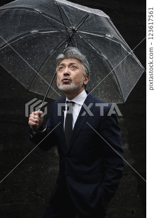 指向傘的商人 指向傘的商人 123617561