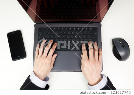 在電腦上打字的手（上角） 123617743