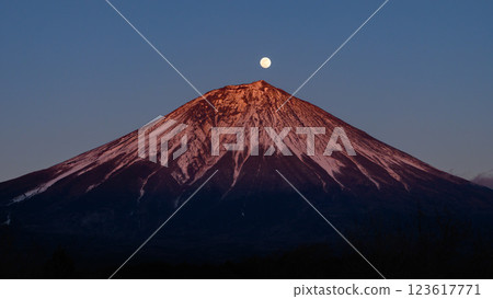 A spectacular view of Pearl Red Fuji from Fujinomiya City, Shizuoka Prefecture 123617771