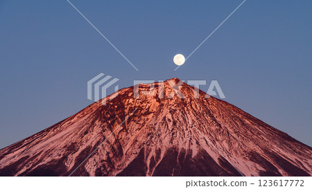 A spectacular view of Pearl Red Fuji from Fujinomiya City, Shizuoka Prefecture 123617772