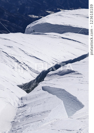 融雪季節：小心雪崩！ （谷川山的裂縫） 123618189