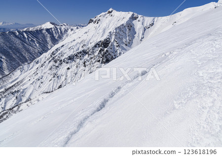 Snowmelt season: beware of avalanches! (Cracks on Mt. Tanigawa) Snowmelt season: beware of avalanches! (Cracks on Mt. Tanigawa) 123618196