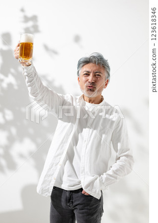 男性喝啤酒 123618346