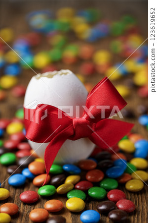 Easter egg with red bow 123619652