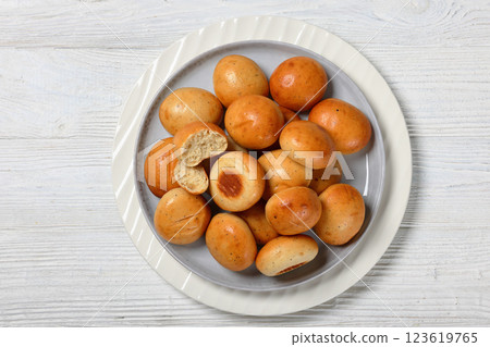 Sweet cardamom spiced buns, pulla, on a plate Sweet cardamom spiced buns, pulla, on a plate 123619765