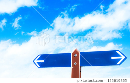 藍天、白雲和十字路口的招牌 藍天、白雲和十字路口的招牌 123619865