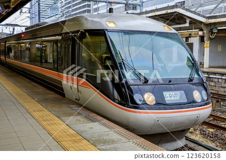 雨中停在名古屋月月台的383系特快信濃號 123620158