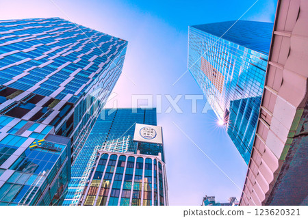 日本東京城市景觀。澀谷的建築。溪流的景色和窗戶上燈光的倒影 123620321