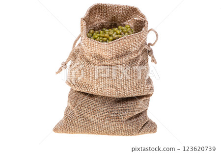 mung beans isolated 123620739