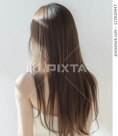 一位長著美麗長髮的年輕女子的背影 一位長著美麗長髮的年輕女子的背影 123620947