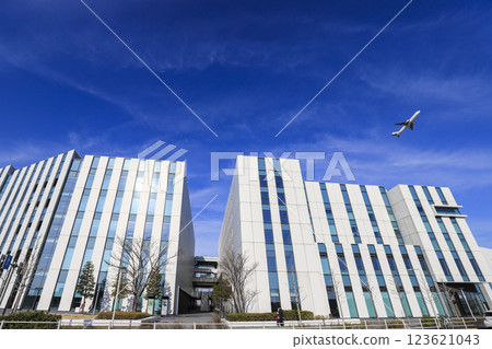 A passenger plane takes off over Haneda Innovation City 123621043