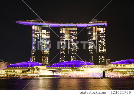 Night view of the Marina Bay Sands, is an integrated resort fronting Marina Bay in Singapore, including a hotel, exhibition centre, Shopping mall, museum, casino, etc. 123621739