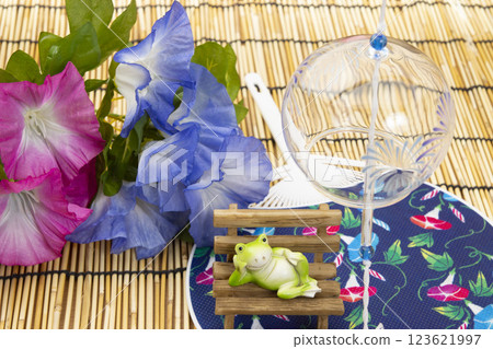 青蛙和牽牛花在風鈴聲中乘涼，營造出日本夏季的氛圍 123621997